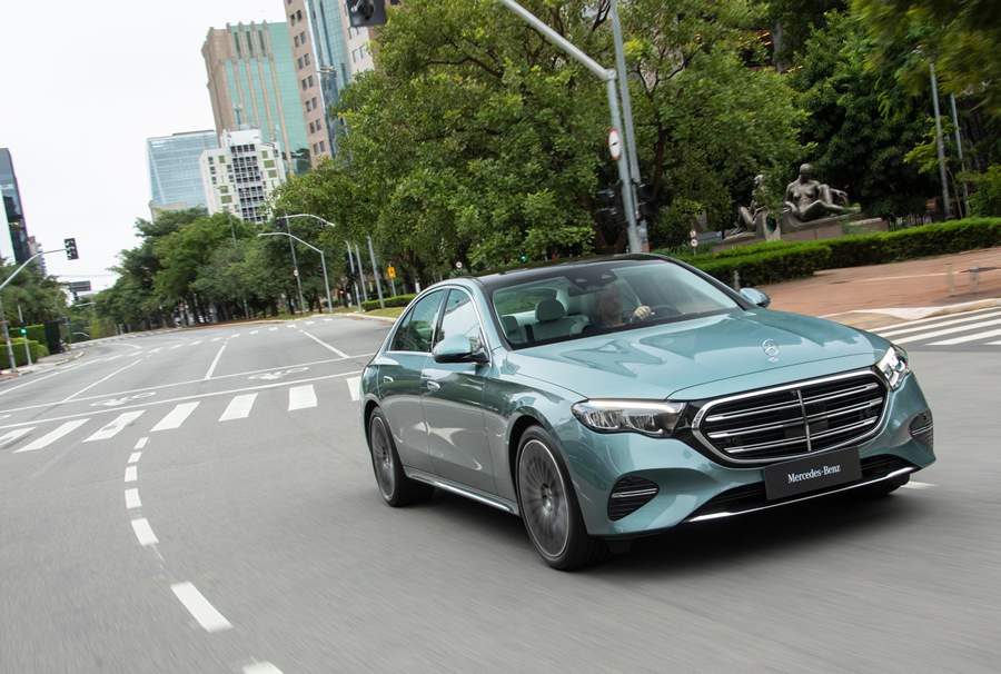 Mercedes-Benz apresenta nova configura&ccedil;&atilde;o do sedan executivo E 300