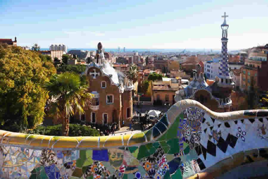 Parque-Guell---Barcelona-Crédito Freepik