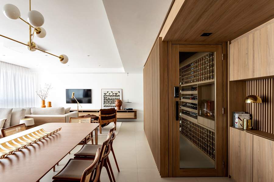 Ambientes integrados e adega tipo walk in s&atilde;o os destaques do projeto assinado pelo Hiperstudio