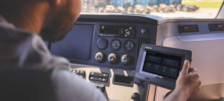 Trimble Transportation lan&ccedil;a dispositivo all-in-one que exibe dados e estat&iacute;sticas da viagem em tempo real aos motoristas (legenda inclusiva: imagem exibe motorista utilizando equipamento da Trimble) - Divulga&ccedil;&atilde;o/ Trimble