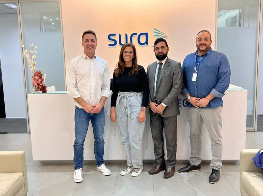 Na foto est&atilde;o: Alexandre Barros, Diretor da regional Centro-Norte da Seguros SURA, a Dra. Helena Lucia Alves Pereira, Diretora T&eacute;cnica da Doctor Home, Elizaudo Cavalcante Leit&atilde;o, Diretor de Neg&oacute;cios da Doctor Home, e Domingos Perrulo, especialista de Produto Vida.