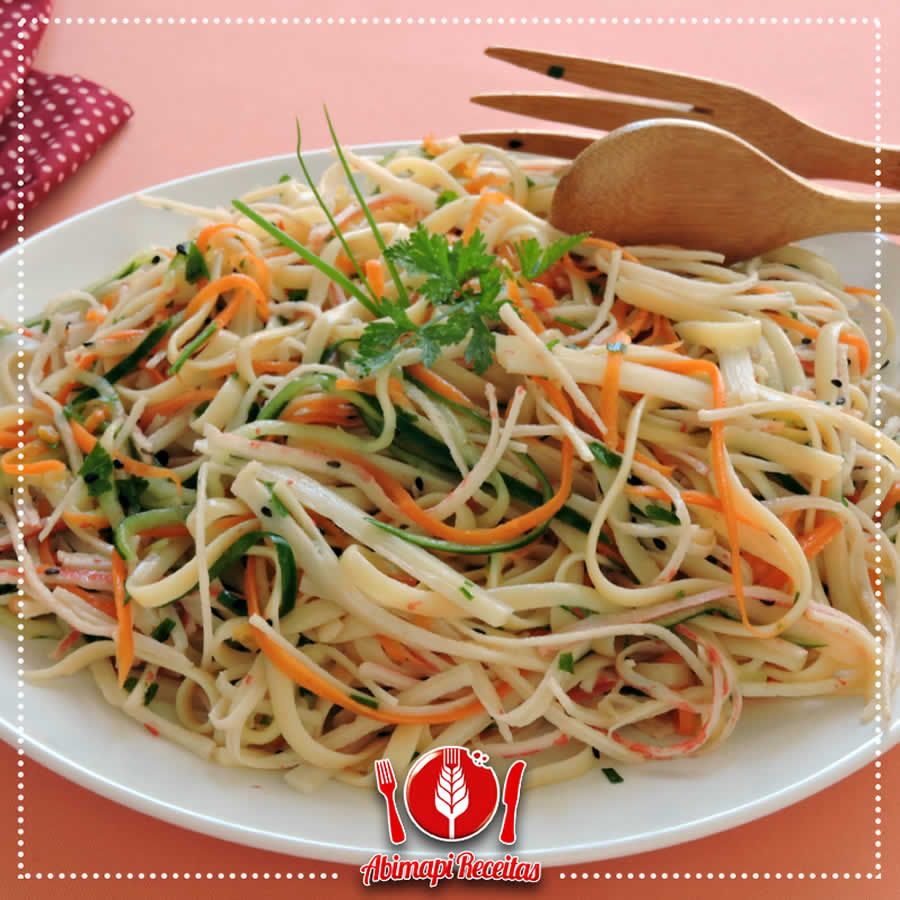 Refeição nutritiva: experimente a salada de linguini com kani-kama e palmito