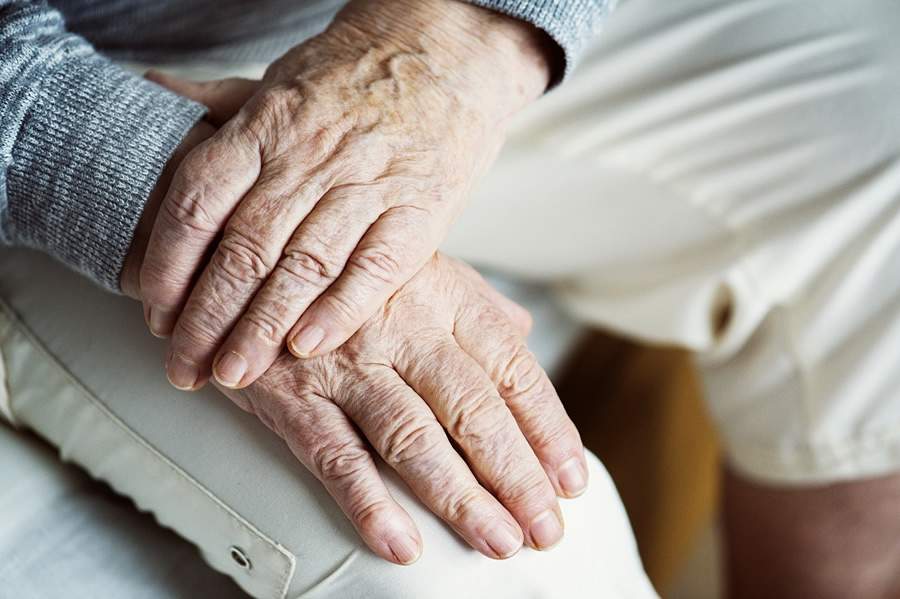 Doença de Parkinson: conheça os sintomas iniciais e importância da mobilidade