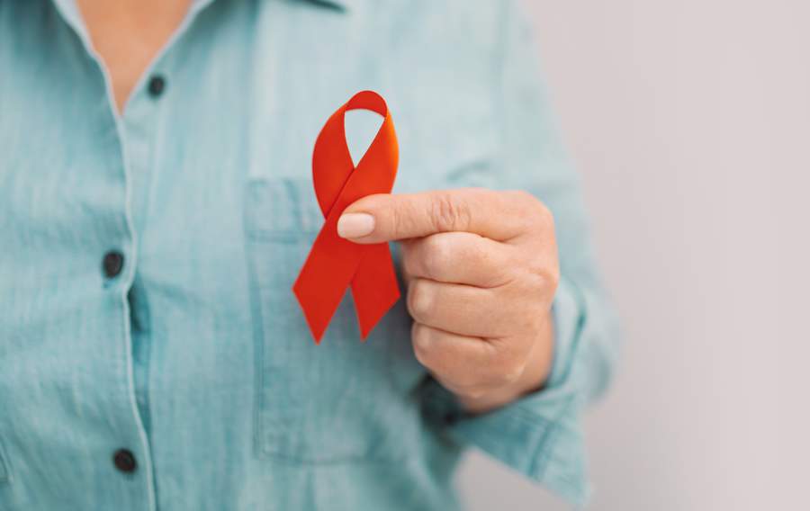 Pessoas portadoras de HIV apresentam quase 30 vezes mais chances desenvolver / reativar a tuberculose, alerta OMS