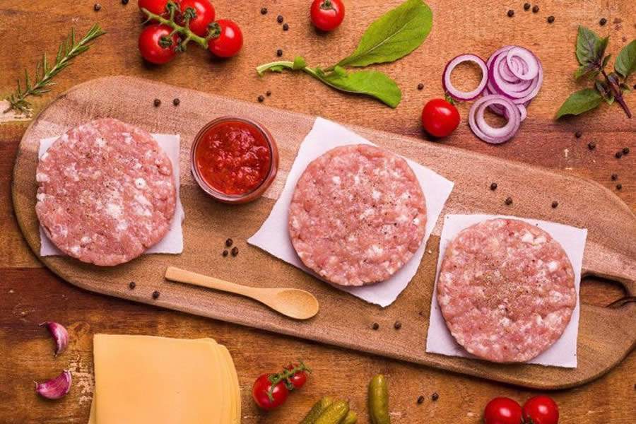 Receita de hambúrguer de picanha suína é opção para quem não quer gastar com delivery - Créditos: Divulgação