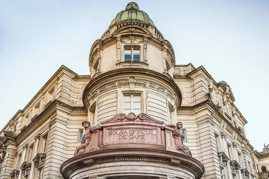Edifício da Bolsa Oficial do Café, em Santos, recebe obras de conservação e manutenção das fachadas
