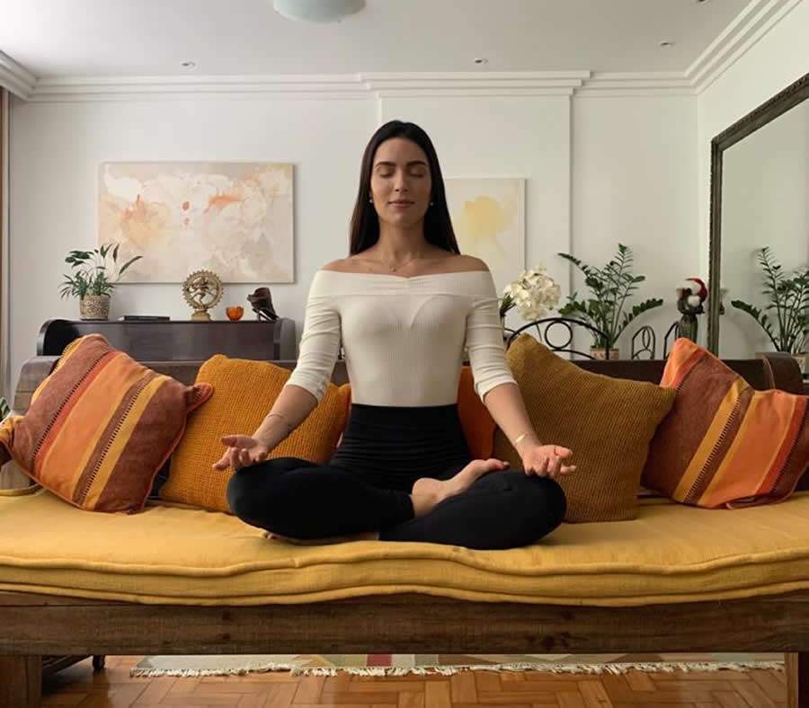 Atriz Ana Cec&iacute;lia meditando - Divulga&ccedil;&atilde;o