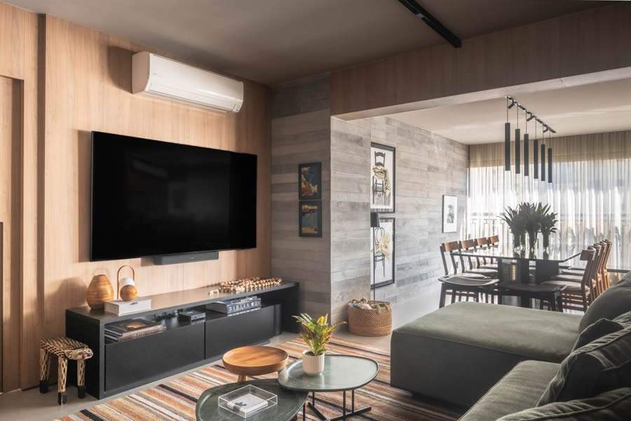  As cortinas blackout s&atilde;o uma &oacute;tima op&ccedil;&atilde;o para quem tem problemas na hora dormir ou apenas n&atilde;o gosta do reflexo da luz na televis&atilde;o no meio do filme. A escolha &eacute; vers&aacute;til e eficaz para quem busca conforto e funcionalidade sem abrir m&atilde;o do estilo | Projeto da Dantas &amp; Passos Arquitetura | Foto: Henrique Ribeiro