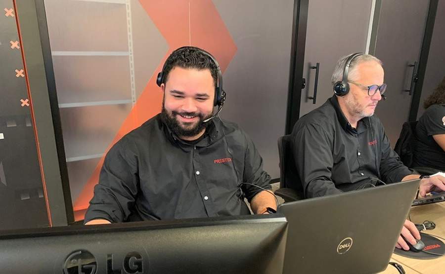 O analista de log&iacute;stica, Wilson Pessoa, da gera&ccedil;&atilde;o Z, aproveita o conhecimento do experiente C&eacute;sar Gonzales, 59 anos, (Gera&ccedil;&atilde;o X) especialista senior em Log&iacute;stica e com mais de 25 anos no setor