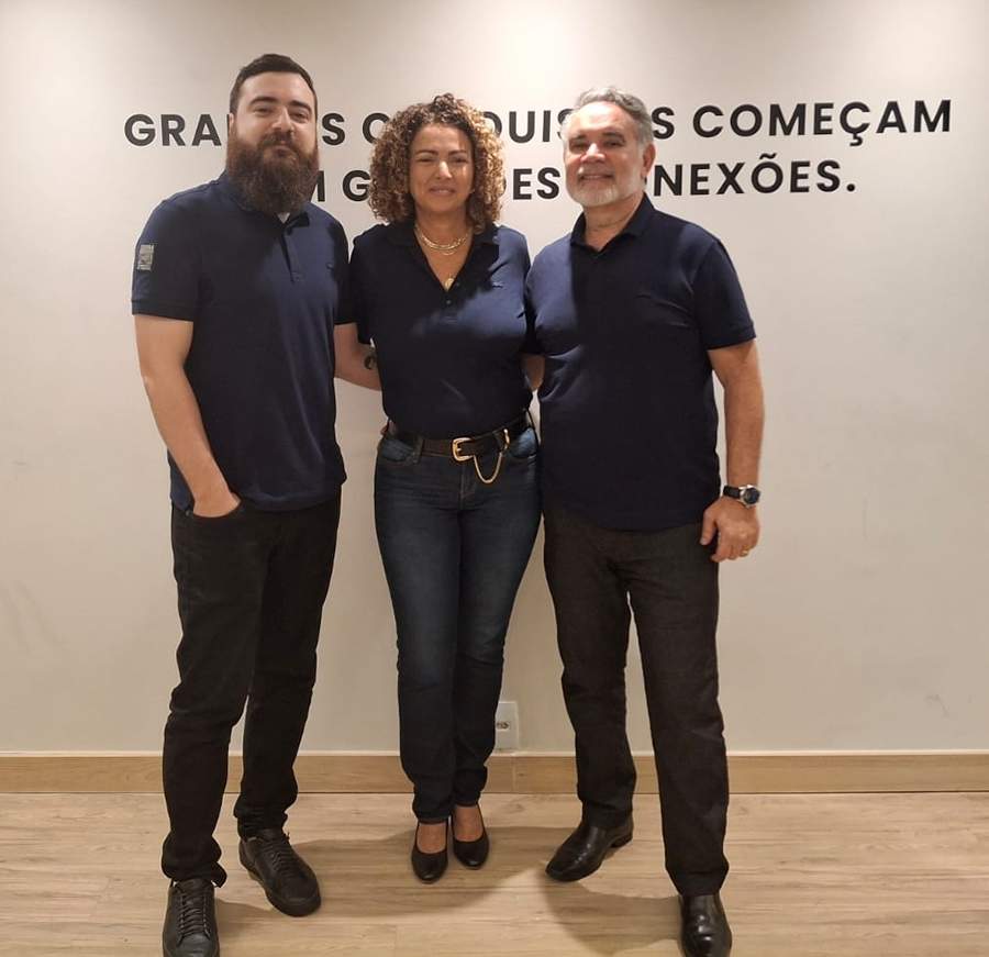  Da esquerda para a direita: Gustavo Gripa Corrêa, novo gerente comercial da Senra Associados; Celeste Senra e Antônio Carlos Senra, sócios da Senra Associados – Foto: Divulgação