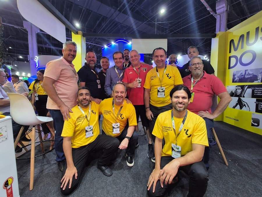 Legenda: Braz Romildo - Vice Presidente Sincor SP, Marcio Silva - Vice Presidente da Capital Sincor SP, Ednir Fornazzari - Diretor Regional Zona Oeste Sincor SP, Eduardo Minc - Diretor Regional Osasco Sincor SP, Claudemir Marchi - Diretor Regional Guarulhos Sincor SP, Alexandre Camillo - conselheiro consultivo da Justos, Luiz D&rsquo; Almanery - Diretor Regional Zona Norte Sincor SP, Alvaro Fonseca - Mentor do Clube dos Corretores de Seguros de SP, Jose Am&eacute;lia de Souza - ex Mentor do Clube dos Corretores de Seguros de Osasco, Alan Leal - Chief Underwriting Officer da Justos, Luciano Lima - Diretor Comercial da Justos e Dhaval Chadha - CEO e cofundador da Justos