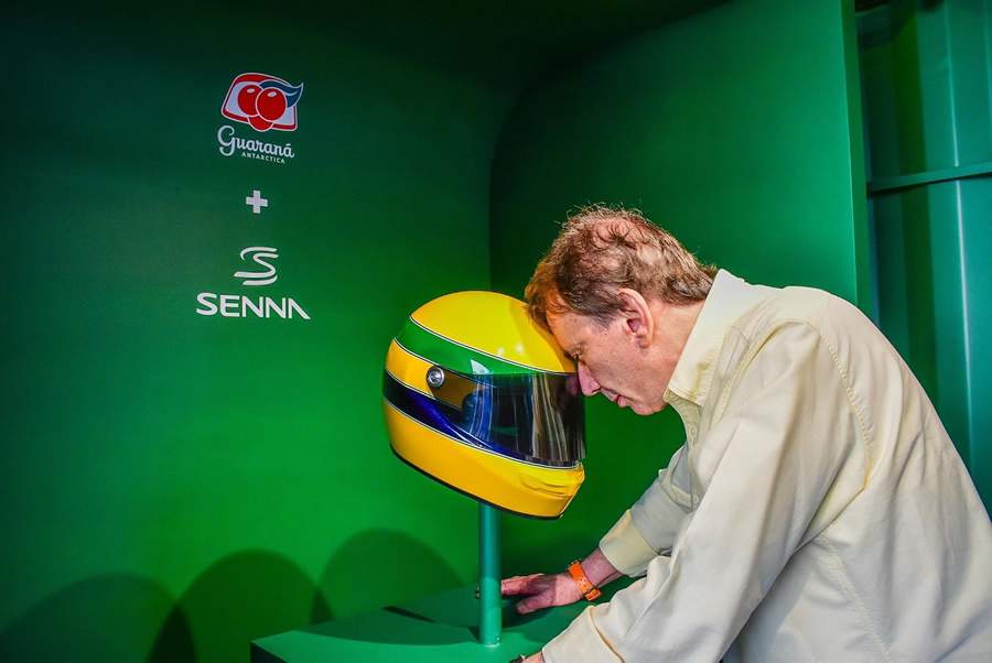 Reginaldo Leme, comentarista da F&oacute;rmula 1, se emociona ao ouvir voz de Ayrton Senna com capacete de condu&ccedil;&atilde;o &oacute;ssea &mdash; Foto: Divulga&ccedil;&atilde;o/Guaran&aacute; Antarctica/Will Dias