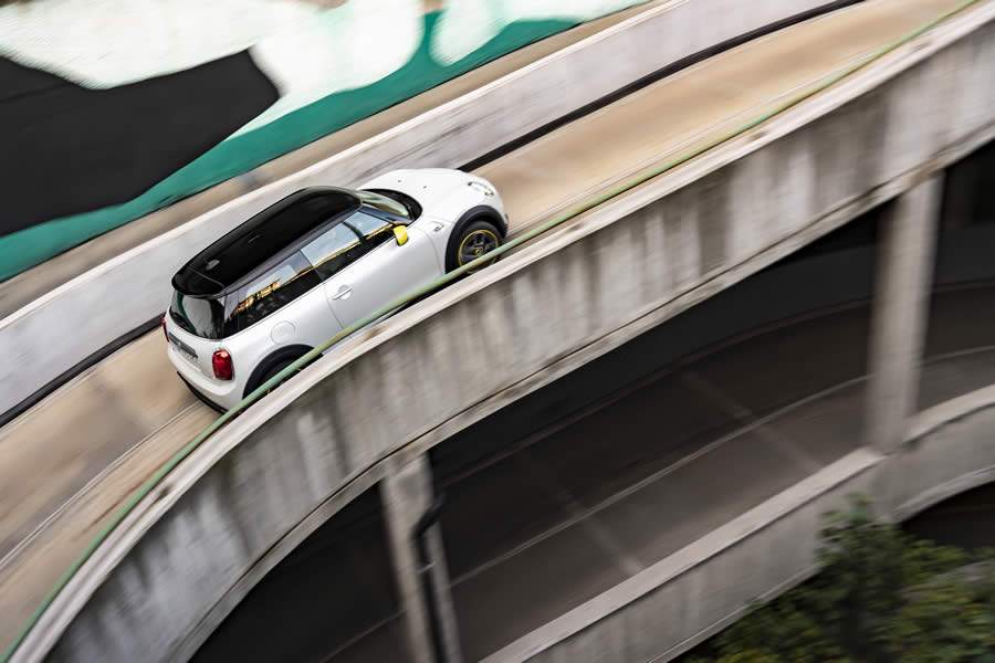 Um Golpe à ‘E-taliana’: fuja do dia-a-dia de um jeito sustentável – a bordo do novo MINI Cooper SE