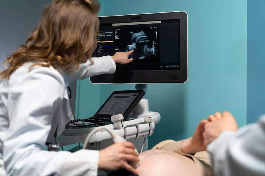 Uso excessivo de telas e redes sociais prejudica a saúde mental e a fertilidade em homens e mulheres - Crédito das fotos Freepik