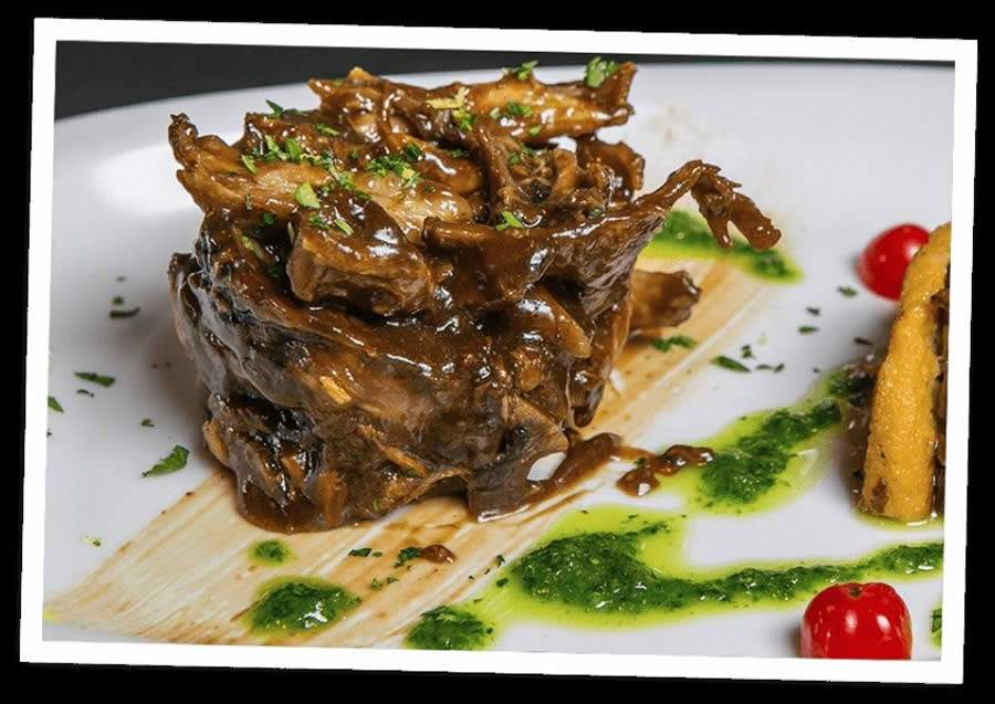 Aproveite os dias em casa e faça esse cordeiro patagônico com cerveja preta, típico de Bariloche