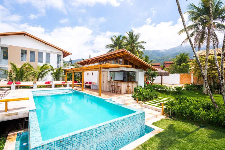 Casas de praia pedem por um projeto de baixa manuten&ccedil;&atilde;o e que se integre com o exterior, como foi feito aqui por Cezar Scarpato. Foto: Bicubico