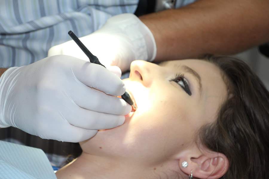C&aacute;rie &eacute; transmiss&iacute;vel? Cirurgi&atilde;o-dentista explica