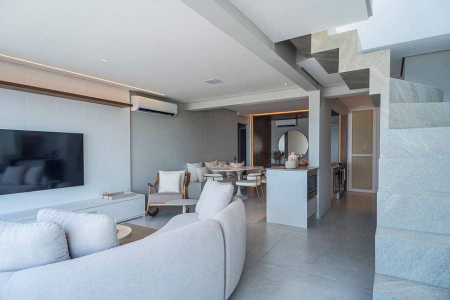 De acordo com os arquitetos Alexandre Pasquotto e Mariana Meneghisso, a definição do ar-condicionado ideal impactará diretamente em questões como o conforto térmico, qualidade de vida, saúde e consumo de energia | Projeto Meneghisso &amp; Pasquotto Arquitetura | Foto: Livia Krass