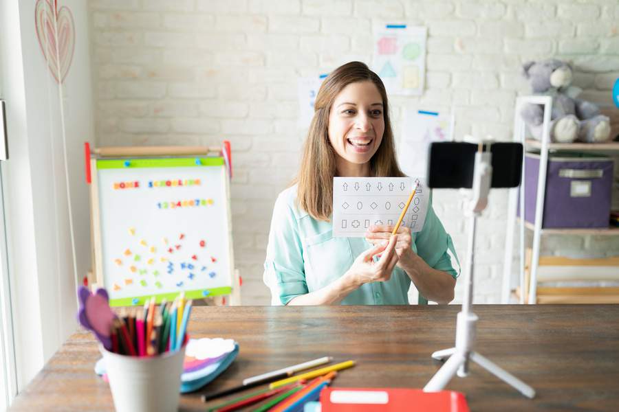 Pesquisa revela que o Brasil tem uma professora de Ingl&ecirc;s para cada 300 alunos