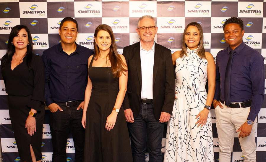 Karina Ribeiro, Weslley Correa, J&uacute;lia Costa, Alexandre Franco, Cristiane Afonso e Darjan Duarte: equipe comercial da Simetria Brasil durante evento de premia&ccedil;&atilde;o