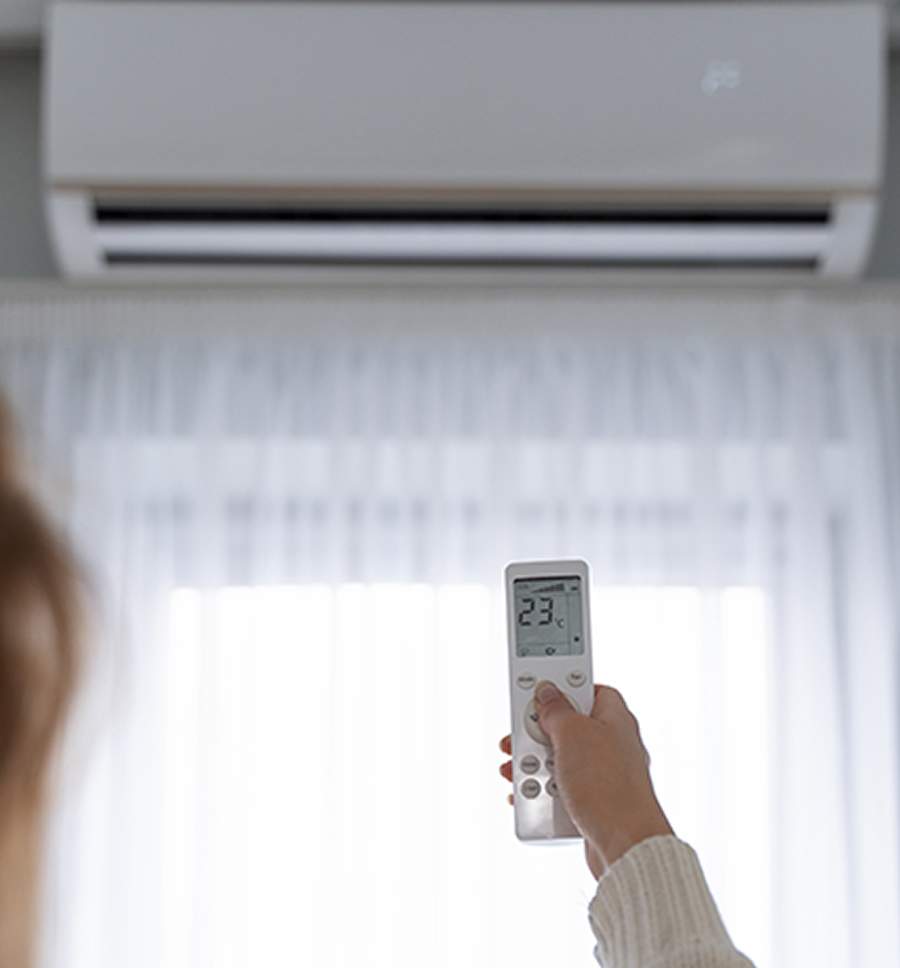 Para aproveitar os benef&iacute;cios do ar-condicionado e n&atilde;o se preocupar com a conta no final do m&ecirc;s, a gera&ccedil;&atilde;o de energia el&eacute;trica &eacute; importante tanto para o bolso, tanto por ser ambientalmente sustent&aacute;vel. Para sua a instala&ccedil;&atilde;o, as placas solare exigem condutores el&eacute;tricos com caracter&iacute;sticas diferentes dos cabos convencionais. O Cabo AtoxSil Solar, da Sil Fios e Cabos El&eacute;tricos, &eacute; recomendado para instala&ccedil;&otilde;es que pedem materiais resistentes &agrave; radia&ccedil;&atilde;o UV, expostos ao tempo e em ambientes salinos | Foto: Freepik 