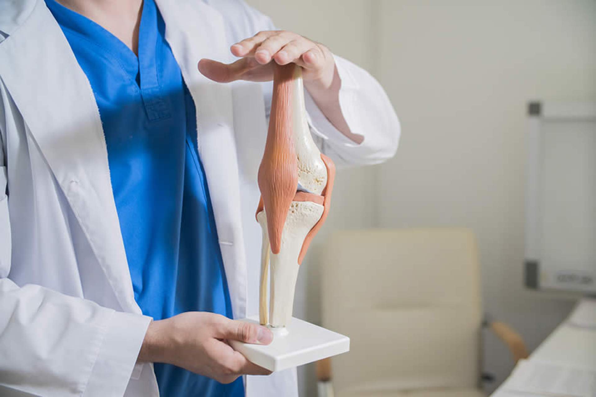 Лечение коленных суставов врач. Врач суставы. Травматолог колено. Врач и кость.