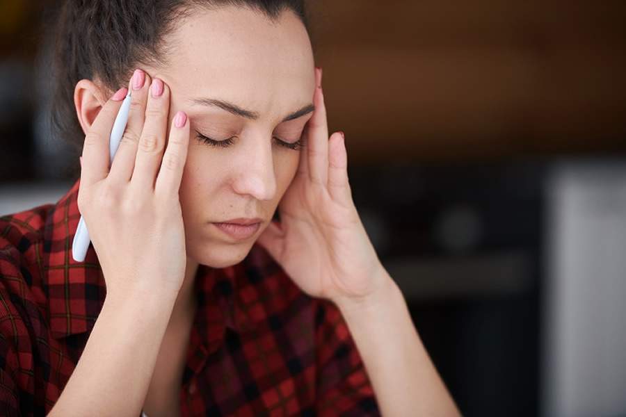 Dor de cabeça pode estar relacionada a problemas de saúde como gripe, problemas de visão ou alterações hormonais - Créditos: Envato Imagens