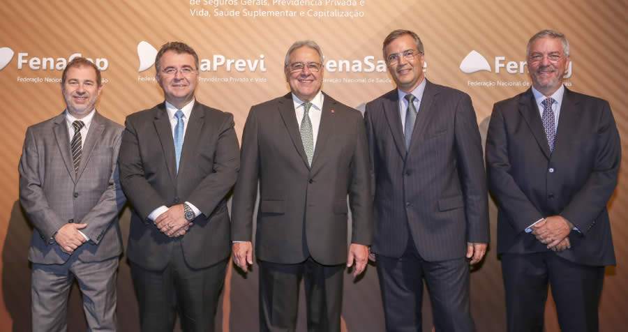 Da esq. para a dir.: Marcelo Farinha, presidente da Fenacap; Jorge Pohlmann Nasser, presidente da FenaPrevi; Mario Coriolano, presidente da CNseg; Jo&atilde;o Alceu Amoroso Lima, presidente da FenaSa&uacute;de e Antonio Trindade, presidente da FenSeg.