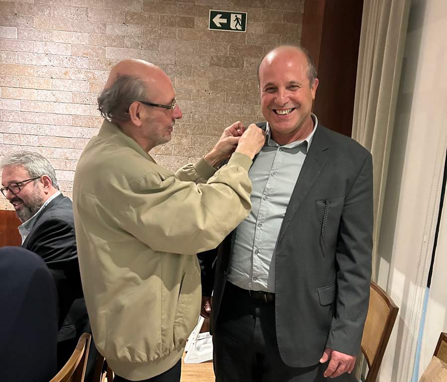 O mais novo confrade, C&aacute;ssio Cabral Kelly, (D) apresentado e apadrinhado pelo ex-reitor Neival Freitas, recebe o distintivo &ndash; Foto: Divulga&ccedil;&atilde;o