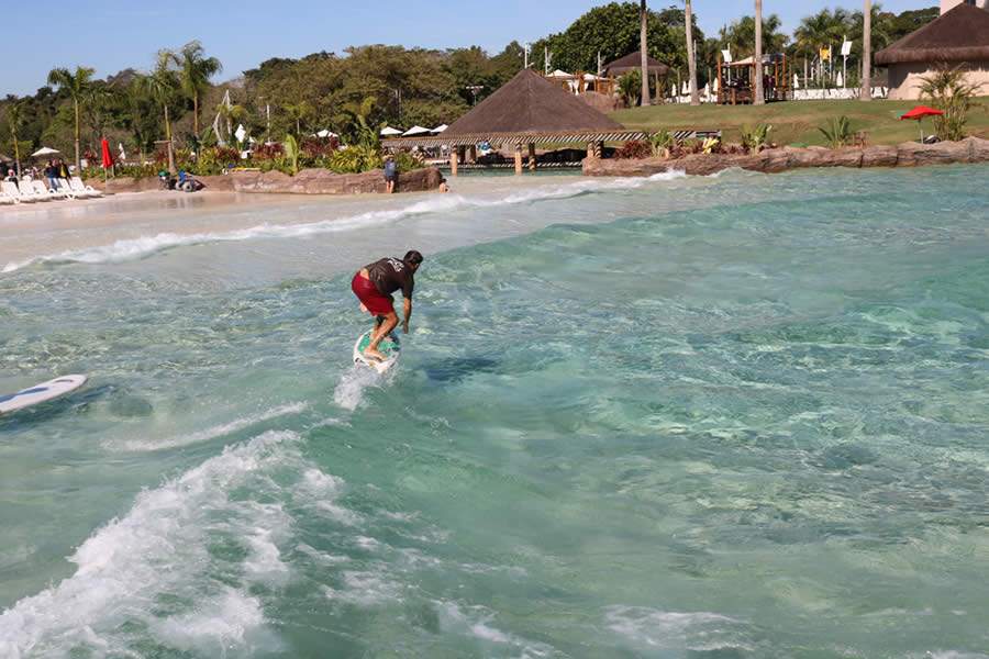 Serginho Laus aproveitou as ondas do Blue Park