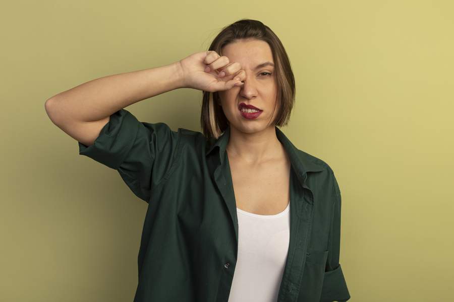 Coçar os olhos é algo que muitas vezes fazemos até sem perceber, mas não é o recomendado e pode ser sinal de algumas doenças - Freepik