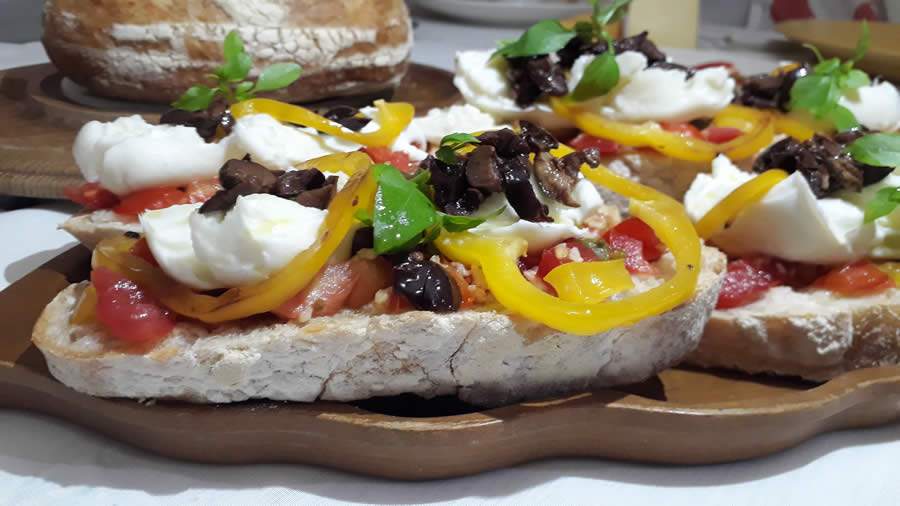 Bruschetta Caprese e mozzarella de B&uacute;fala
