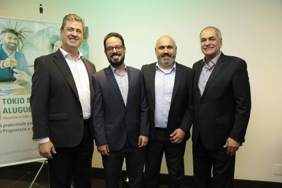Na foto, da esquerda para a direita: João Luiz de Lima, Diretor Comercial Regional I; George Dutra, Superintendente Comercial Varejo SP Capital; William Leandro Carvalho, Gerente da Sucursal SP Capital Zona Norte; e Valmir Rodrigues, Diretor Executivo Comercial.