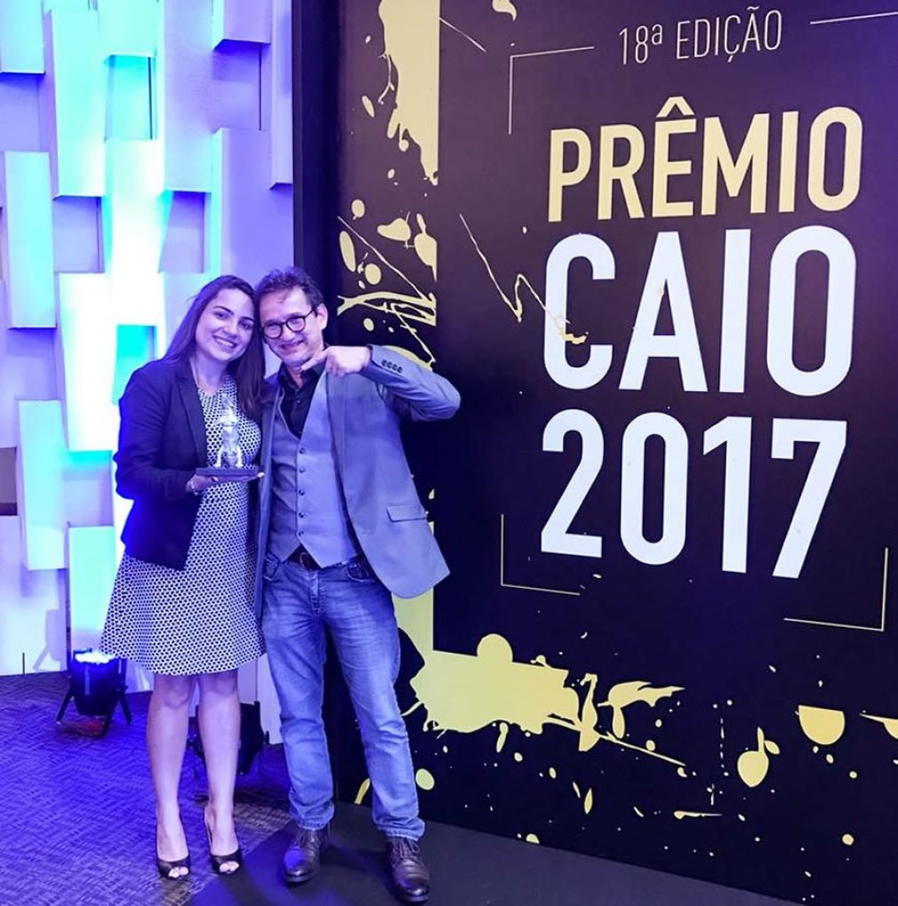 Taciana Rodrigues e André Gouw, da equipe de Comunicação e Marketing, recebem o Prêmio Caio em nome  da Sompo