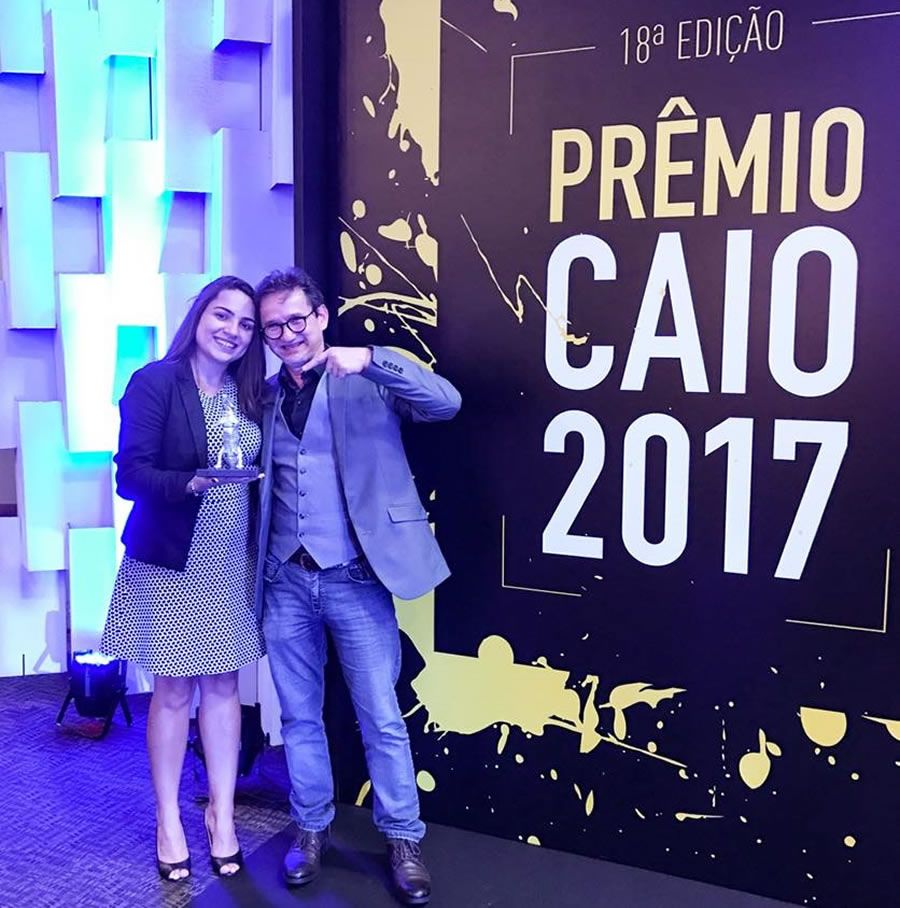 Taciana Rodrigues e André Gouw, da equipe de Comunicação e Marketing, recebem o Prêmio Caio em nome  da Sompo