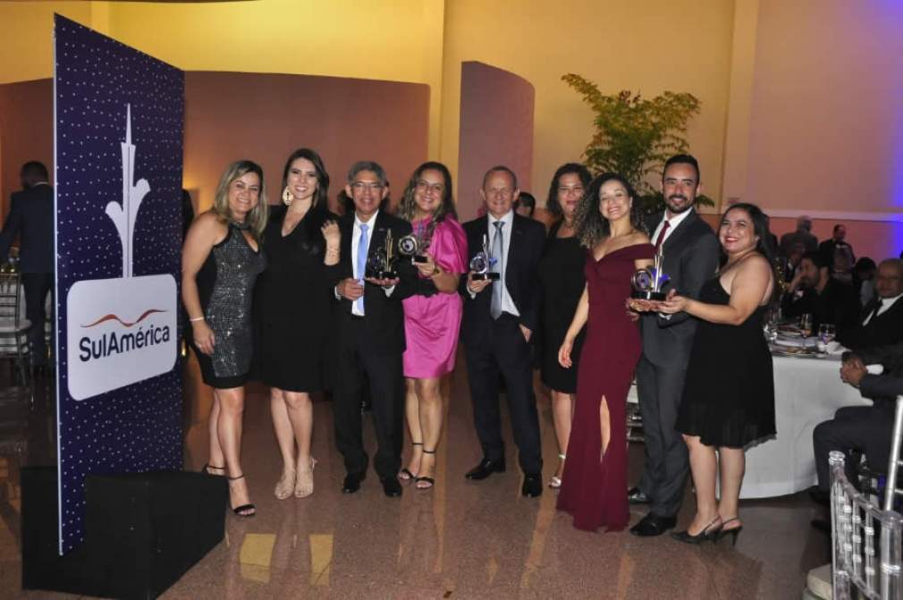 Representantes da SulAmérica exibem troféus conquistados no prêmio
