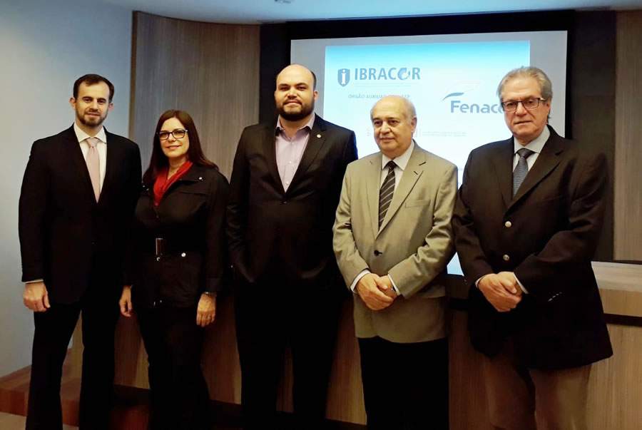 O diretor Luiz Mario Rutowitsch, a diretora Sonia Marra e o presidente Fabio Izoton, do CCS-RJ, ao lado do presidente do Ibracor, Gumercindo Rocha Filho, e Paulo de Tarso, diretor de fiscalização