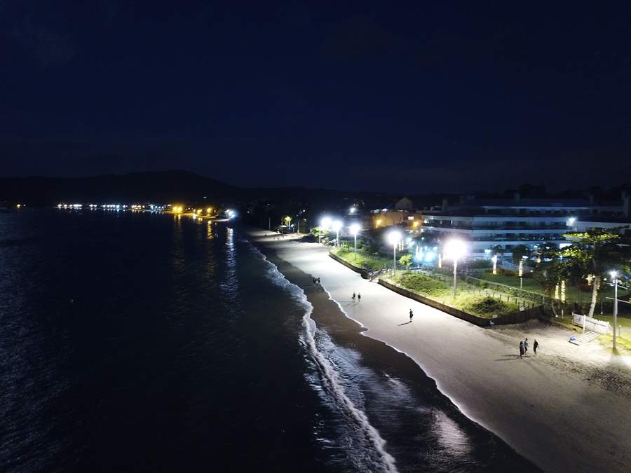 Praia Iluminada Foto Prefeitura Florian&oacute;polis Divulgacao.