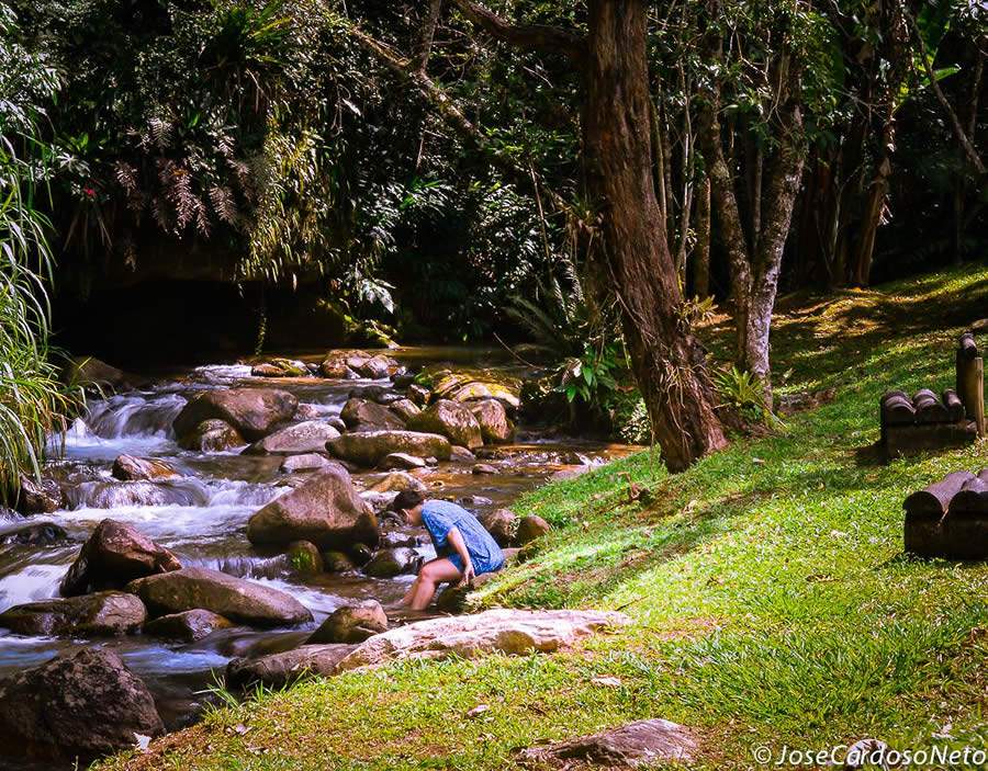 Cachoeira dentro da pousada