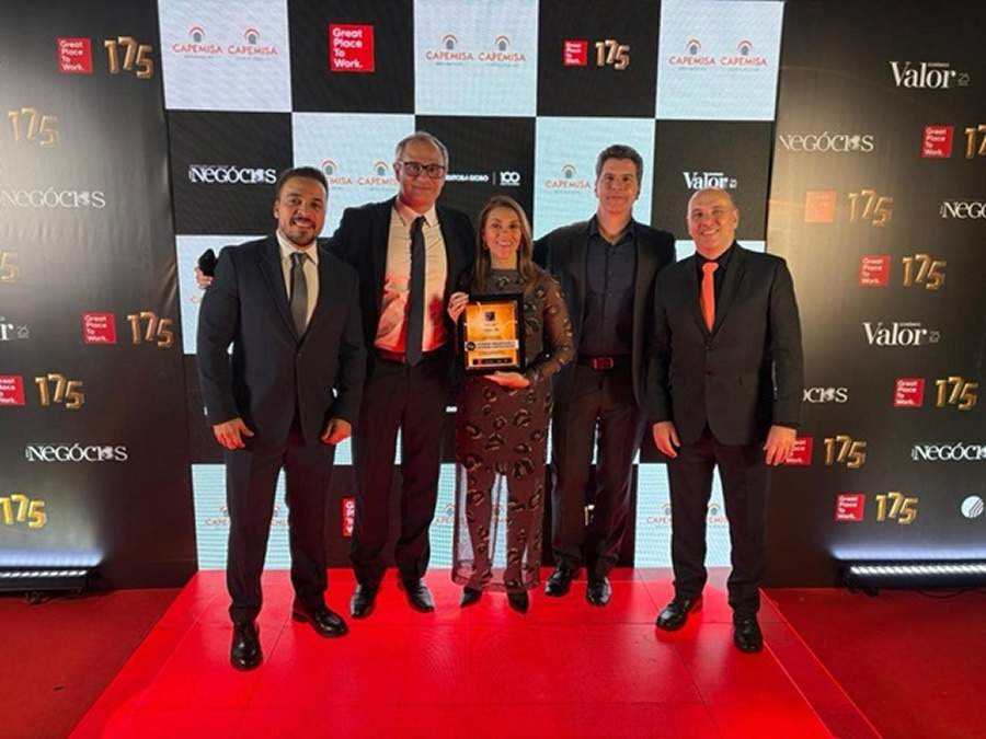 Equipe CAPEMISA com o troféu do GPTW Brasil