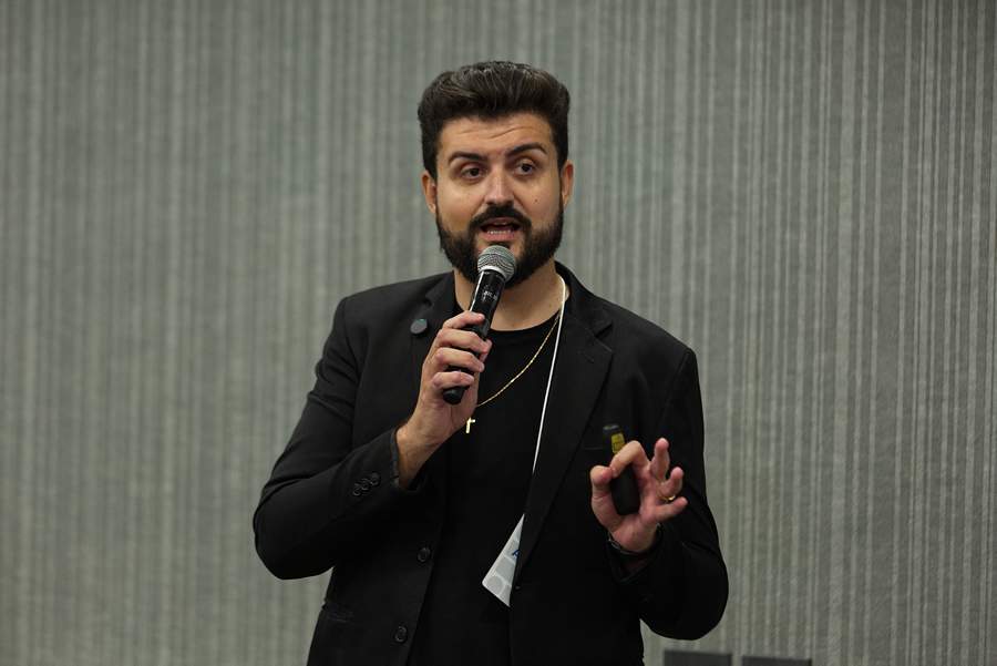  Samuel Costa, gerente de inova&ccedil;&atilde;o da Partners Comunica&ccedil;&atilde;o Integrada, defende a ado&ccedil;&atilde;o estruturada de IA como diferencial competitivo no setor de comunica&ccedil;&atilde;o - Divulga&ccedil;&atilde;o Abradi