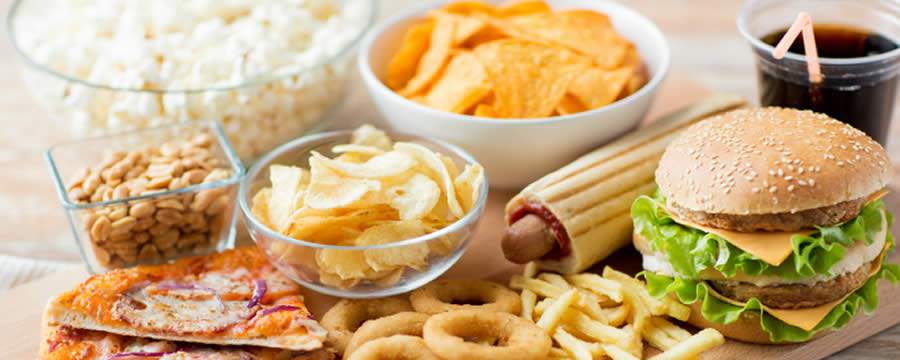 Comer muita gordura e a&ccedil;&uacute;car afeta muito mais que sua cintura: a pele tamb&eacute;m inflama, diz estudo