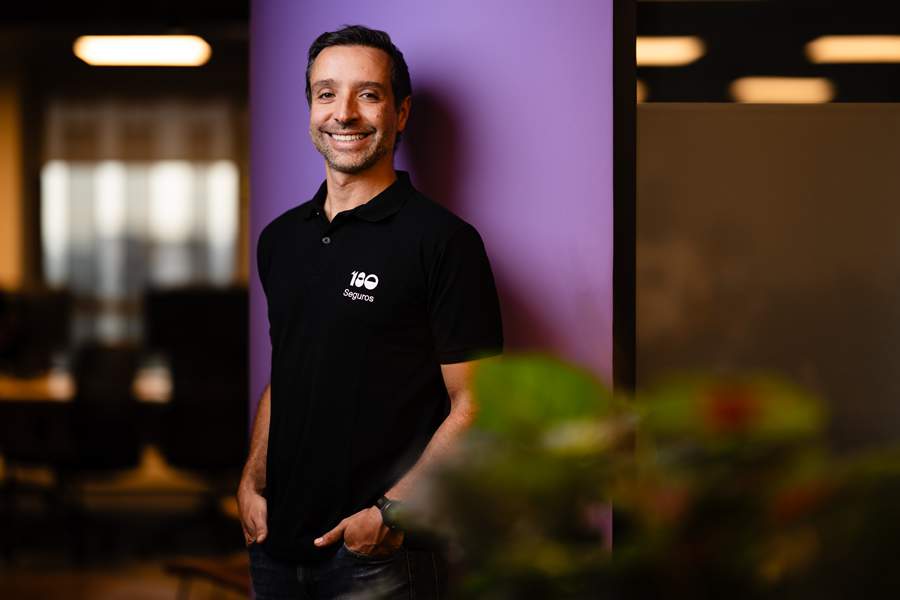 Mauro--Dancona-180-Seguros-Fundo-Lilas