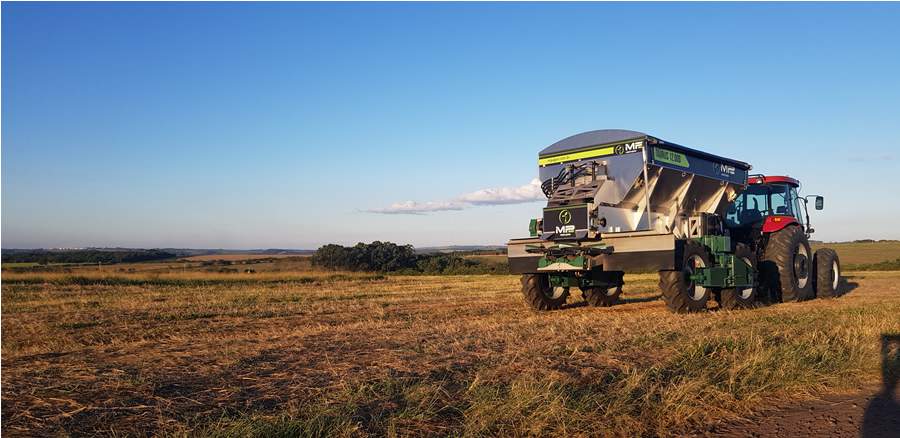 Distribuidores de arrasto 100% em inox são destaques na AgroBrasília digital