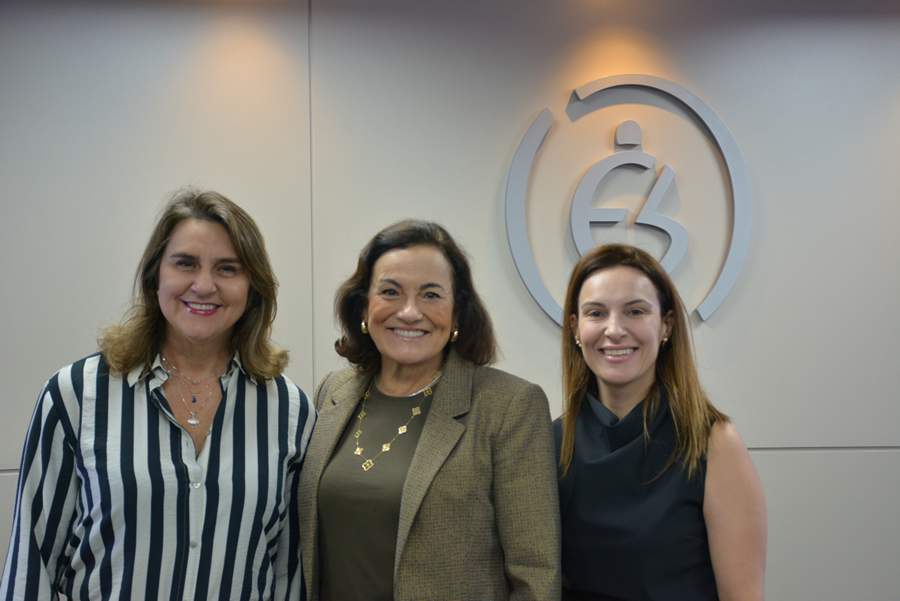 Ao centro, a diretora de Ensino da ENS, Maria Helena Monteiro, com a gerente de Ensino, Simone Maiello (à esquerda), e a coordenadora de Ensino, Eloise Cury (à direita) - Crédito das Fotos: João Vitor Silva (Comunicação ENS).