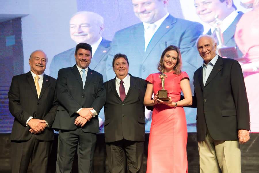 Da esquerda para direita: Enio Miraglia (Vice-presidente do CVG-RJ); Oct&aacute;vio Periss&eacute; (Presidente do CVG-RJ); Edson Calheiros (Diretor de Seguros CVG-RJ); Raquel Giglio (Vice-presidente de Sa&uacute;de e Odonto da SulAm&eacute;rica) e Minas Mardirossian (Fundador e Conselheiro do CVG-RJ). Foto: Danielle Medeiros