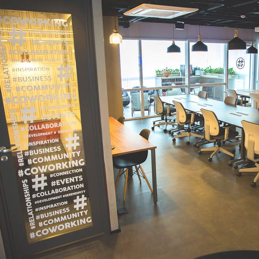 Maior praticidade, networking e qualidade de vida: por que as empresas est&atilde;o entregando seus escrit&oacute;rios e aderindo aos coworkings?