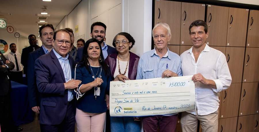 Representantes do projeto Som da Vila recebem cheque do programa Brasilcap Solid&aacute;rio
