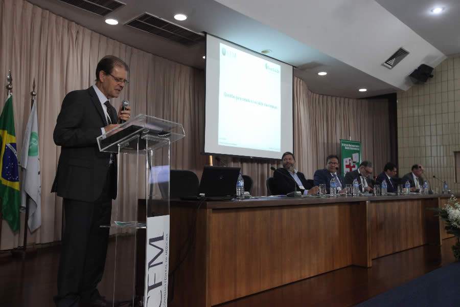 Fenasa&uacute;de Participa de F&oacute;rum da Comiss&atilde;o de Sa&uacute;de Suplementar do CFM