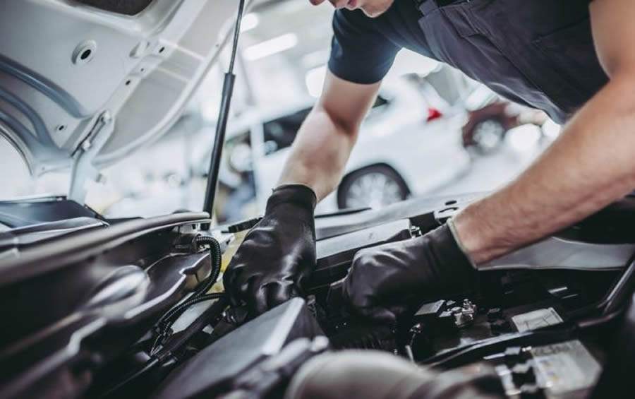 Com o aumento das viagens, cresce a quantidade de chamados por panes, superaquecimento, problemas de bateria e pneus danificados. - Divulga&ccedil;&atilde;o | Europ Assistance Brasil | ShutterStock